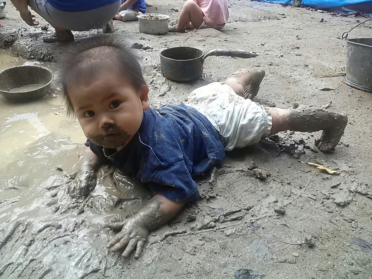 赤ちゃんの泥遊び